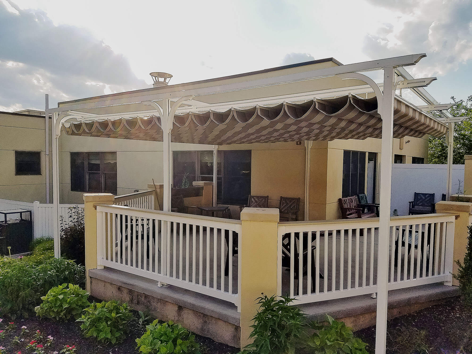 Patio with a retractable canopy